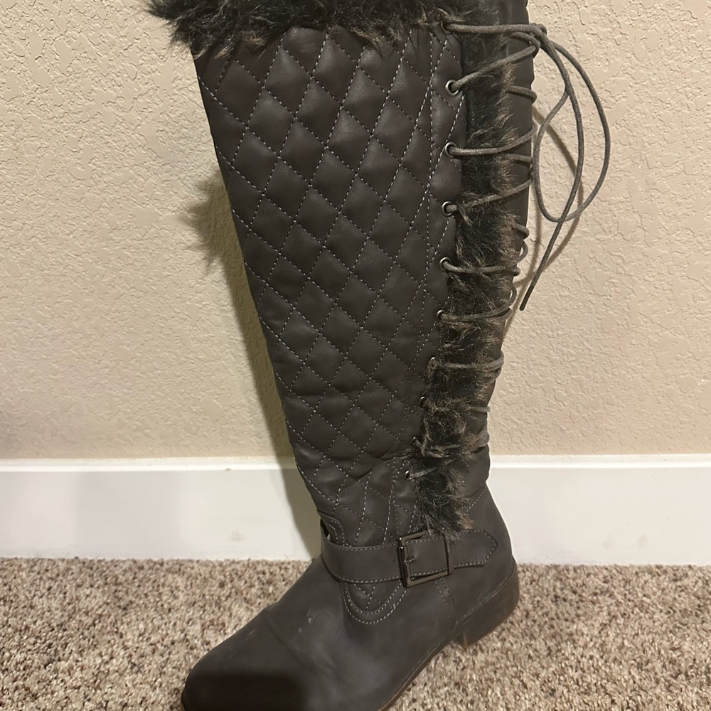 Charcoal Winter Boots with Quilted Pattern and Lace-up Design